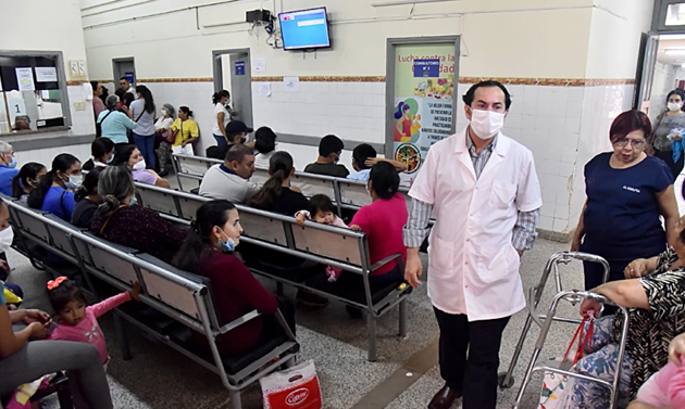 Abarrotados. Los hospitales no dan abasto y siguen las quejas por falta de medicamentos.