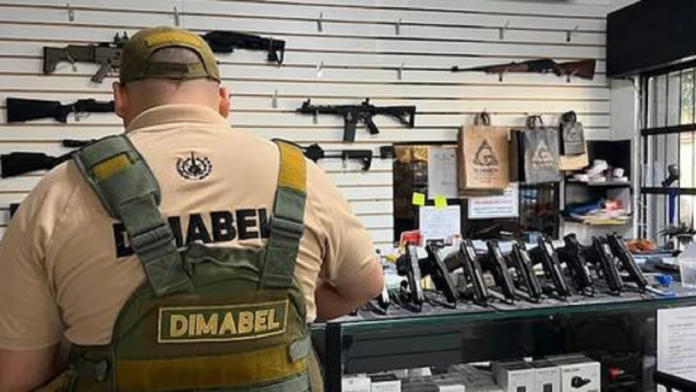 Agentes de la Dimabel inspeccionan uno de los comercios que están bajo la lupa por supuesta venta ilegal de armas.