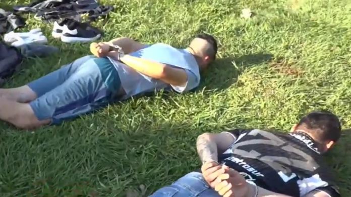 Dos de los detenidos durante el procedimiento realizado en la ciudad de Ñemby