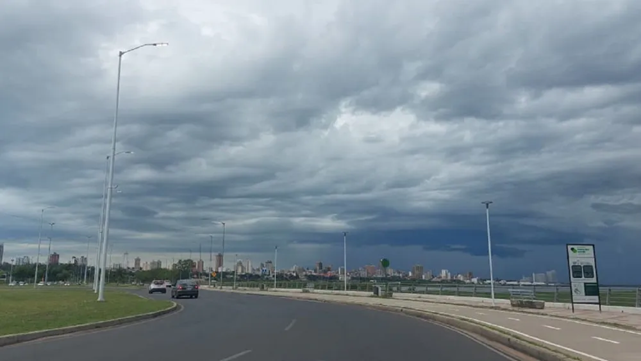 Este martes se presentará caluroso con chaparrones y ocasionales tormentas eléctricas.