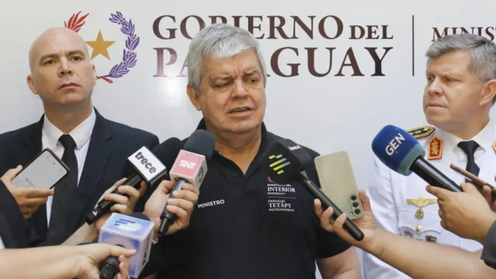 El ministro del interior, Enrique Riera, junto al intendente de Yaguarón, Luis Rodríguez y el comandante policial, Carlos Benítez.