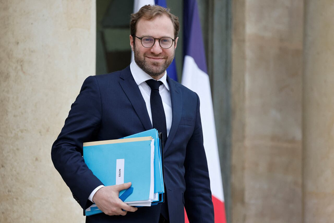 El ministro francés de Economía, Finanzas e Industria, Antoine Armand, sale de la reunión semanal del gabinete en el Palacio del Elíseo, en París.