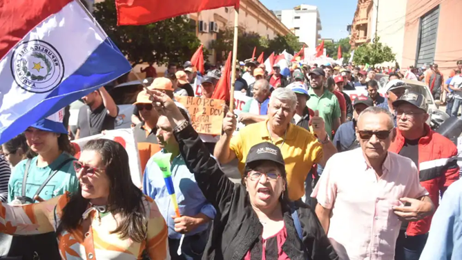 Funcionarios estatales se movilizan este miércoles contra el proyecto de ley del servicio civil.