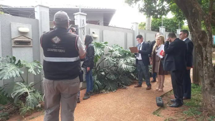 Peritos del Ministerio Público y contratados por la familia Gomes inspeccionaron la casa de Lalo Gomes.