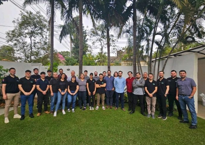 Este logro es fruto del compromiso del equipo de Tecnología de la Fundación, que ha incorporado de forma sistemática procesos de reciclaje electrónico, demostrando que la sostenibilidad también se construye desde las áreas técnicas y administrativas. Foto: Fundación Paraguaya. Este logro es fruto del compromiso del equipo de Tecnología de la Fundación, que ha incorporado de forma sistemática procesos de reciclaje electrónico, demostrando que la sostenibilidad también se construye desde las áreas técnicas y administrativas. Foto: Fundación Paraguaya.