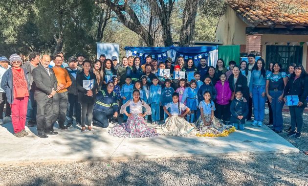 Durante el evento, se hizo entrega de certificados a las participantes, reconociendo su esfuerzo y compromiso con el crecimiento colectivo. Foto: Fundación Paraguaya.