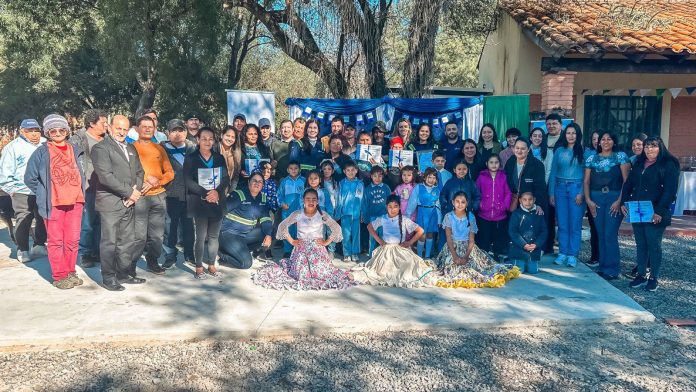 Durante el evento, se hizo entrega de certificados a las participantes, reconociendo su esfuerzo y compromiso con el crecimiento colectivo. Foto: Fundación Paraguaya. Durante el evento, se hizo entrega de certificados a las participantes, reconociendo su esfuerzo y compromiso con el crecimiento colectivo. Foto: Fundación Paraguaya.