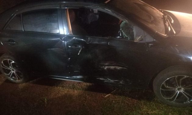 Uno de los vehículos implicados fue un automóvil Toyota Allion, color negro, al mando de Alcides Ojeda Martínez, de 35 años, enfermero y vecino de la zona. Foto: Redacción Suceso.