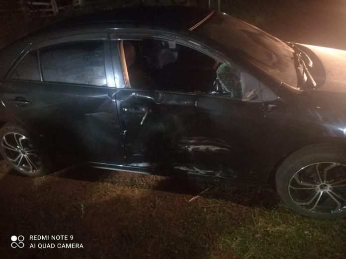 Uno de los vehículos implicados fue un automóvil Toyota Allion, color negro, al mando de Alcides Ojeda Martínez, de 35 años, enfermero y vecino de la zona. Foto: Redacción Suceso.