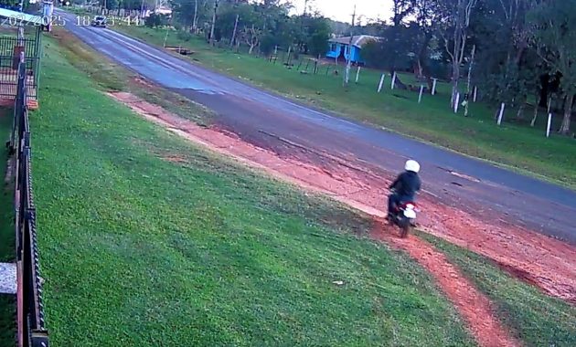 Según versiones de familiares del conductor del automóvil involucrado, la mujer identificada como Cintia Benítez Duarte no iba a bordo de la motocicleta al momento del impacto. Foto: Gentileza.