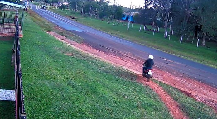 Según versiones de familiares del conductor del automóvil involucrado, la mujer identificada como Cintia Benítez Duarte no iba a bordo de la motocicleta al momento del impacto. Foto: Gentileza.