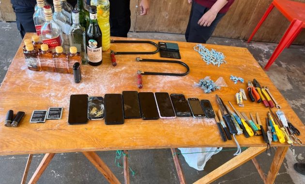 Lo más grave del hallazgo fue la detección de posibles sustancias ilícitas: 27 bolsitas azules que contenían presunta marihuana, 17 con presunta cocaína y 439 dosis de lo que sería cocaína tipo crack. Foto: Gentileza.