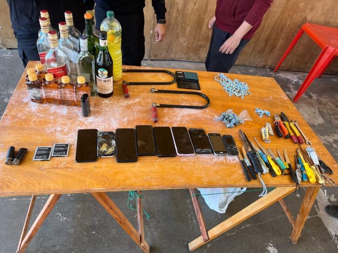 Lo más grave del hallazgo fue la detección de posibles sustancias ilícitas: 27 bolsitas azules que contenían presunta marihuana, 17 con presunta cocaína y 439 dosis de lo que sería cocaína tipo crack. Foto: Gentileza.
