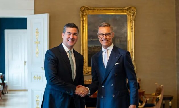 Santiago Peña se reunió con Alexander Stubb en Finlandia.Foto: Presidencia.
