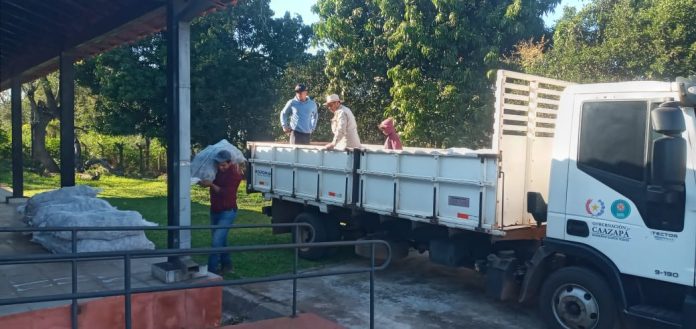 Pequeños productores de los distritos de Buena Vista, Tavaí y Fulgencio Yegros recibieron este importante apoyo como parte de una iniciativa que busca fortalecer la producción local. Foto: Gobernación de Caazapá. Pequeños productores de los distritos de Buena Vista, Tavaí y Fulgencio Yegros recibieron este importante apoyo como parte de una iniciativa que busca fortalecer la producción local. Foto: Gobernación de Caazapá.