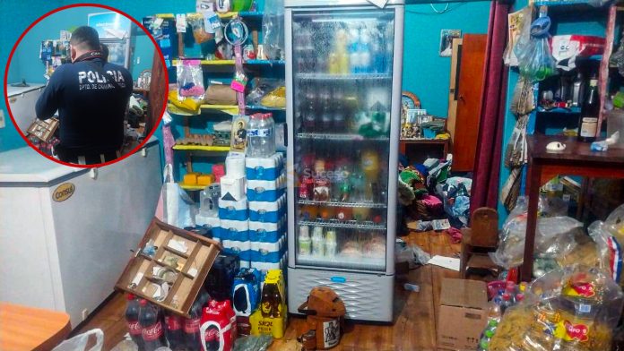 Además del dinero, los asaltantes sustrajeron una motosierra y una desmalezadora marca Husqvarna, cuatro teléfonos celulares de diferentes modelos, perfumes, calzados y diversas mercaderías del comercio. Foto: Redacción Suceso. Además del dinero, los asaltantes sustrajeron una motosierra y una desmalezadora marca Husqvarna, cuatro teléfonos celulares de diferentes modelos, perfumes, calzados y diversas mercaderías del comercio. Foto: Redacción Suceso.