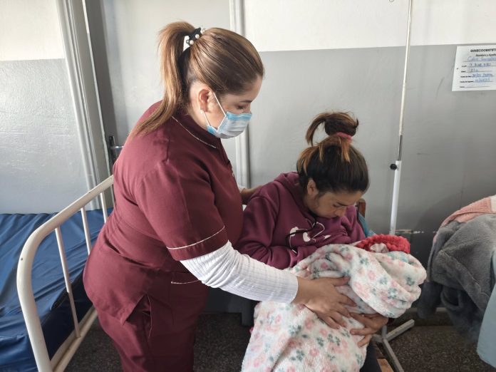 Estas profesionales acompañan a las gestantes durante el embarazo, el parto y el puerperio, asegurando una atención segura, respetuosa y de calidad. Foto: Sexta Región Sanitaria. Estas profesionales acompañan a las gestantes durante el embarazo, el parto y el puerperio, asegurando una atención segura, respetuosa y de calidad. Foto: Sexta Región Sanitaria.