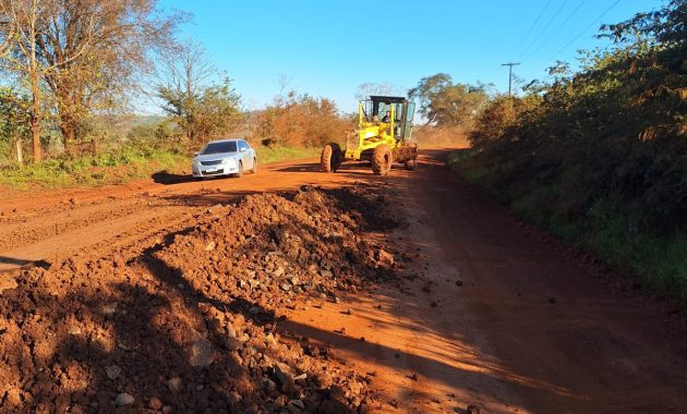 En el tramo que une Km 10 con Capiitindy, se efectuó el cargamento de ripio. Foto: Municipalidad de Abaí.