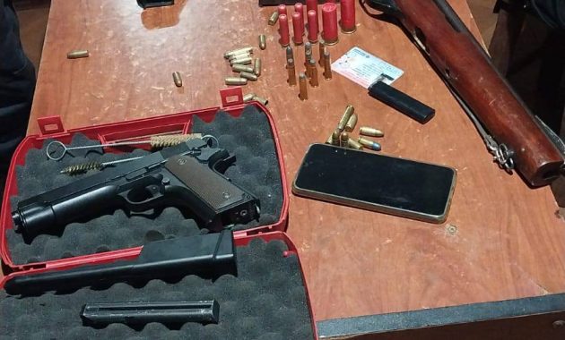 En el procedimiento se incautaron varias evidencias, entre ellas: un rifle calibre 22, desarmado, una pistola 9 mm con siete cartuchos vivos y una vainilla servida. Foto: Gentileza.