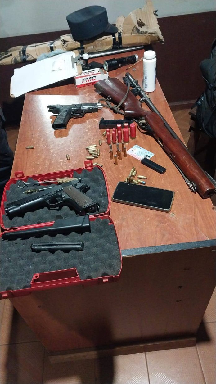 En el procedimiento se incautaron varias evidencias, entre ellas: un rifle calibre 22, desarmado, una pistola 9 mm con siete cartuchos vivos y una vainilla servida. Foto: Gentileza. En el procedimiento se incautaron varias evidencias, entre ellas: un rifle calibre 22, desarmado, una pistola 9 mm con siete cartuchos vivos y una vainilla servida. Foto: Gentileza.