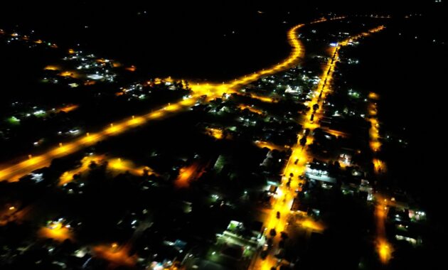 El proyecto incluyó la colocación de 96 equipos de iluminación, la instalación de un transformador de 25 kVA y la ampliación de líneas eléctricas de baja y media tensión. Foto: Gobernación de Caazapá.