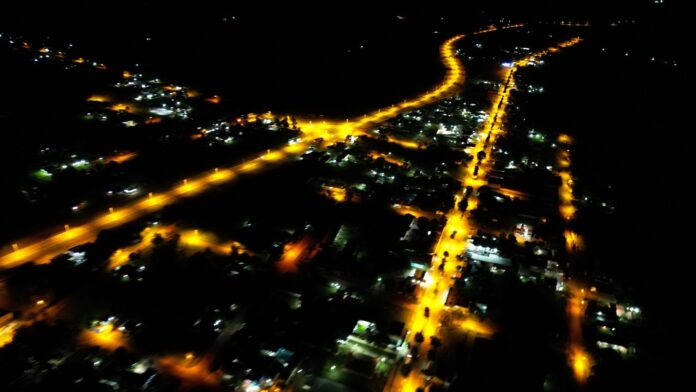El proyecto incluyó la colocación de 96 equipos de iluminación, la instalación de un transformador de 25 kVA y la ampliación de líneas eléctricas de baja y media tensión. Foto: Gobernación de Caazapá. El proyecto incluyó la colocación de 96 equipos de iluminación, la instalación de un transformador de 25 kVA y la ampliación de líneas eléctricas de baja y media tensión. Foto: Gobernación de Caazapá.