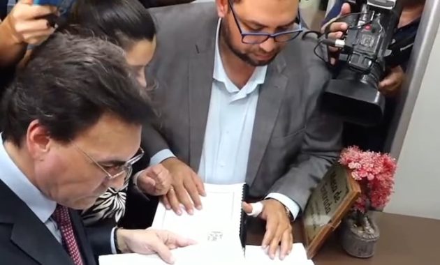 Carlos Pereira presentó los documentos en el Ministerio del Interior. - Foto: Gentileza