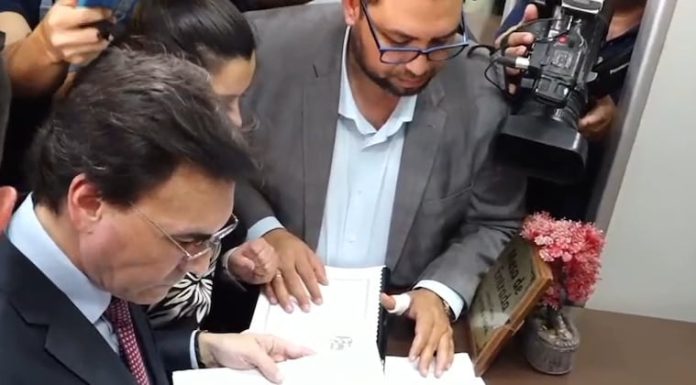 Carlos Pereira presentó los documentos en el Ministerio del Interior. - Foto: Gentileza