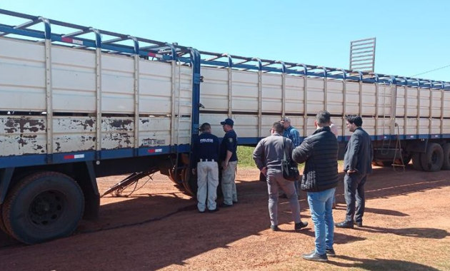 Los intervinientes realizan la inspección del camión en el lugar del hecho. - Foto: Gentileza