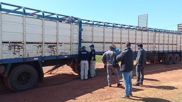 Los intervinientes realizan la inspección del camión en el lugar del hecho. - Foto: Gentileza