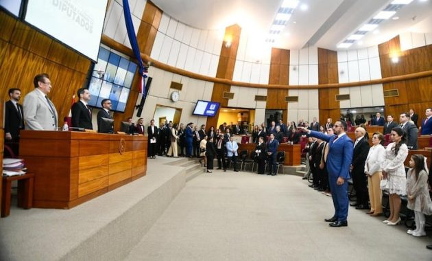 David Jara juró y rápidamente ocupó la banca dejada por Derlis Rodríguez.