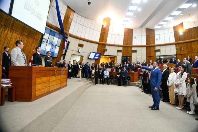 David Jara juró y rápidamente ocupó la banca dejada por Derlis Rodríguez. David Jara juró y rápidamente ocupó la banca dejada por Derlis Rodríguez.