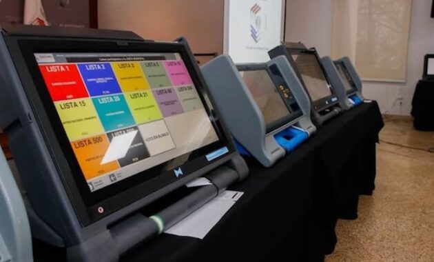 Senado insta a cancelar la compra de máquinas de votación y seguir con los alquileres.