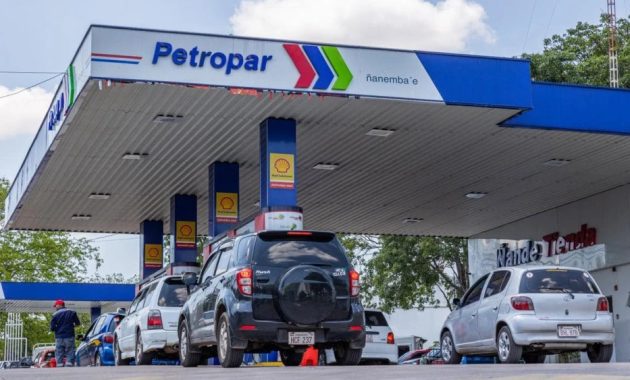 Petropar anunció la reducción de G. 250 en el precio de los combustibles. Foto: Archivo