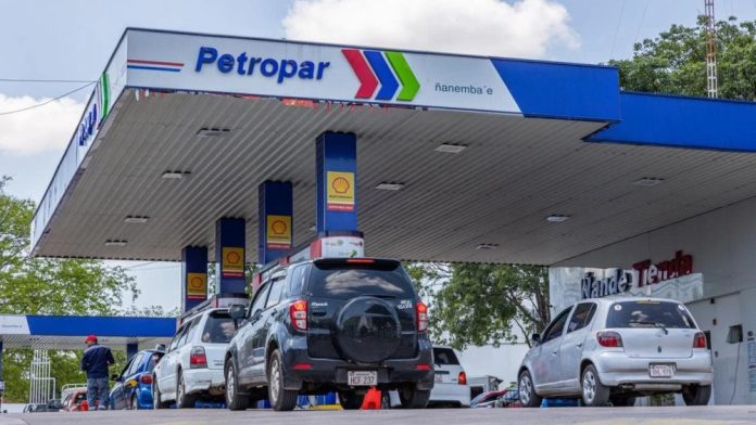 Petropar anunció la reducción de G. 250 en el precio de los combustibles. Foto: Archivo