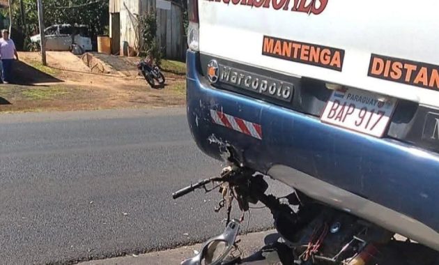 La motocicleta impactó contra un autobús en la ciudad de Santaní.Foto: Gentileza.