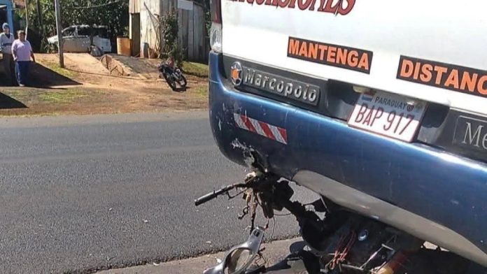La motocicleta impactó contra un autobús en la ciudad de Santaní.Foto: Gentileza.