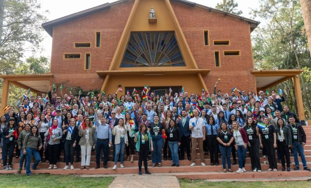 En vez de un centro de convenciones, este foro se realiza en la Escuela Agrícola Cerrito, el lugar donde nació el Semáforo de Eliminación de Pobreza. Aquí, la transformación no es teoría: es práctica diaria. Foto: Fundación Paraguaya.