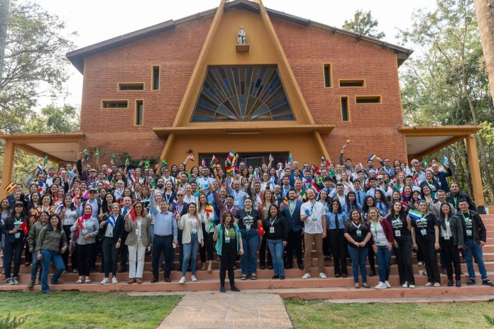 En vez de un centro de convenciones, este foro se realiza en la Escuela Agrícola Cerrito, el lugar donde nació el Semáforo de Eliminación de Pobreza. Aquí, la transformación no es teoría: es práctica diaria. Foto: Fundación Paraguaya.