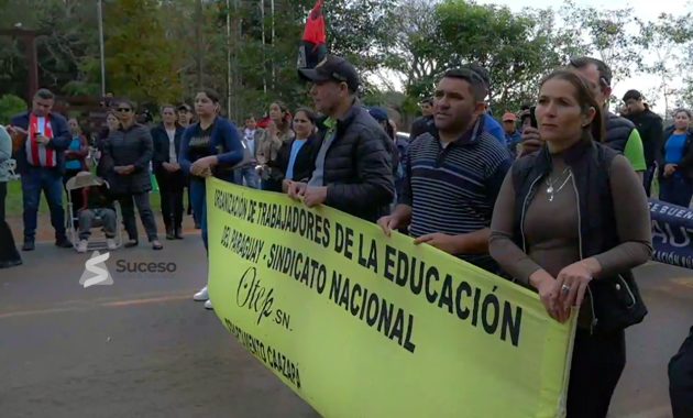 Pese al mal tiempo, docentes continuaron con masiva protesta - Foto: Captura Radio Suceso Fm