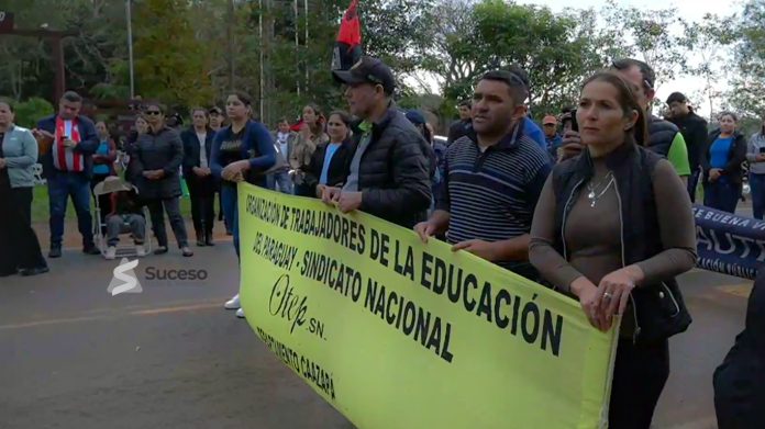 Pese al mal tiempo, docentes continuaron con masiva protesta - Foto: Captura Radio Suceso Fm