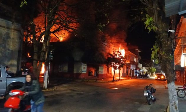 El siniestro ocurrió en la mueblería Egister, ubicada en el microcentro de la ciudad, a pocos metros de la terminal de ómnibus, en una zona rodeada de departamentos y comercios. Foto: Gentileza.