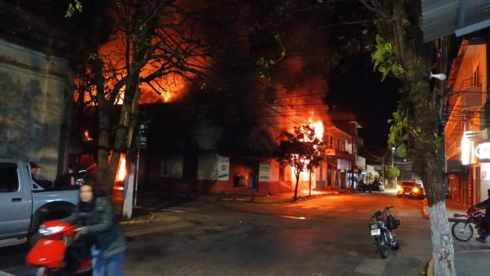 El siniestro ocurrió en la mueblería Egister, ubicada en el microcentro de la ciudad, a pocos metros de la terminal de ómnibus, en una zona rodeada de departamentos y comercios. Foto: Gentileza.