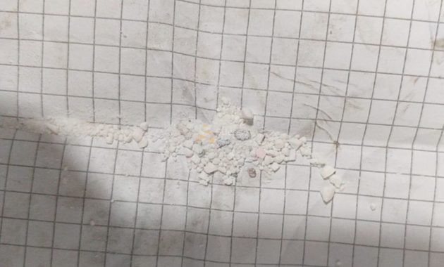 La sustancia estaba envuelta en una hoja de papel y fue encontrada por la madre de la menor entre sus cuadernos y útiles escolares. Foto: Gentileza.