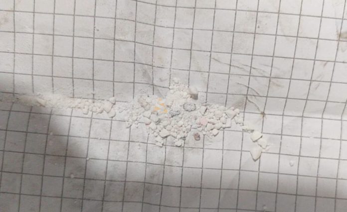 La sustancia estaba envuelta en una hoja de papel y fue encontrada por la madre de la menor entre sus cuadernos y útiles escolares. Foto: Gentileza. La sustancia estaba envuelta en una hoja de papel y fue encontrada por la madre de la menor entre sus cuadernos y útiles escolares. Foto: Gentileza.