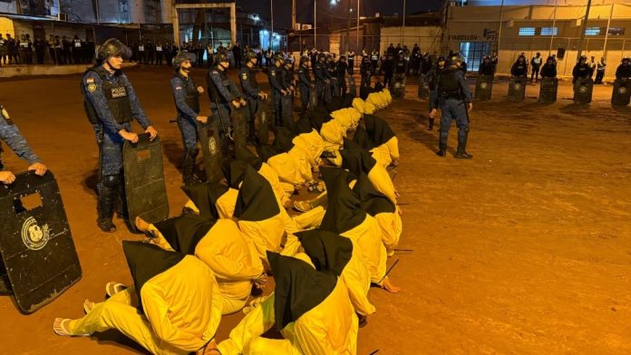 Con un fuerte despliegue policial y militar, se prevé este miércoles realizar el traslado masivo de 531 condenados de la cárcel de CDE a Minga Guazú. Foto: Ministerio de Justicia Con un fuerte despliegue policial y militar, se prevé este miércoles realizar el traslado masivo de 531 condenados de la cárcel de CDE a Minga Guazú. Foto: Ministerio de Justicia