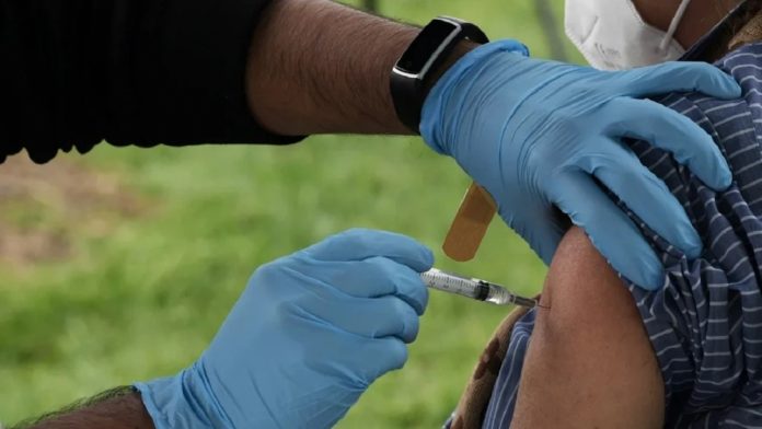 A cuidarse. Cumplir con el esquema de vacunación contra el sarampión es muy importante, sobre todo para cuidar a los niños. Foto: Archivo EFE A cuidarse. Cumplir con el esquema de vacunación contra el sarampión es muy importante, sobre todo para cuidar a los niños. Foto: Archivo EFE