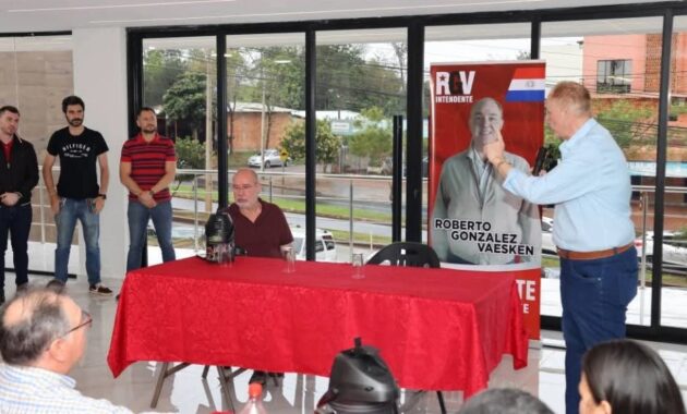 El gobernador de Alto Paraná, Roberto González Vaesken, anticipó a su entorno más cercano que prefería mantenerse en su cargo, pero la decisión aún no es oficial. Foto: Gentileza. Foto: UH