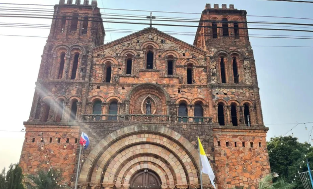 Desconocidos ingresaron a la Parroquia Nuestra Señora de la Asunción del barrio Ybaroty, de Villarrica, y orinaron y defecaron en el interior, además de provocar desorden y robarse algunos objetos.Foto: Gentileza.