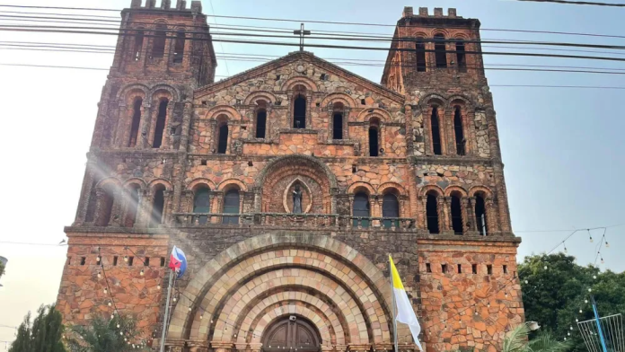 Desconocidos ingresaron a la Parroquia Nuestra Señora de la Asunción del barrio Ybaroty, de Villarrica, y orinaron y defecaron en el interior, además de provocar desorden y robarse algunos objetos.Foto: Gentileza.